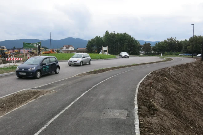 Ločeni kolesarska steza in pločnik pri krožišču tako kot del Zaloške ceste potekata po novem nasipu. FOTO: Janez Petkovšek