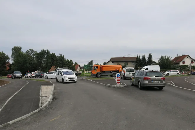 Vključevanje v krožišče in njegovo zapuščanje bodo odslej varnejši za vse udeležence v prometu. FOTO: Janez Petkovšek