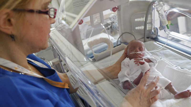 Fotografija: Tuja kardiokirurga v Sloveniji, čeprav bosta plačana, ne moreta zdraviti otrok. FOTO: Tomi Lombar