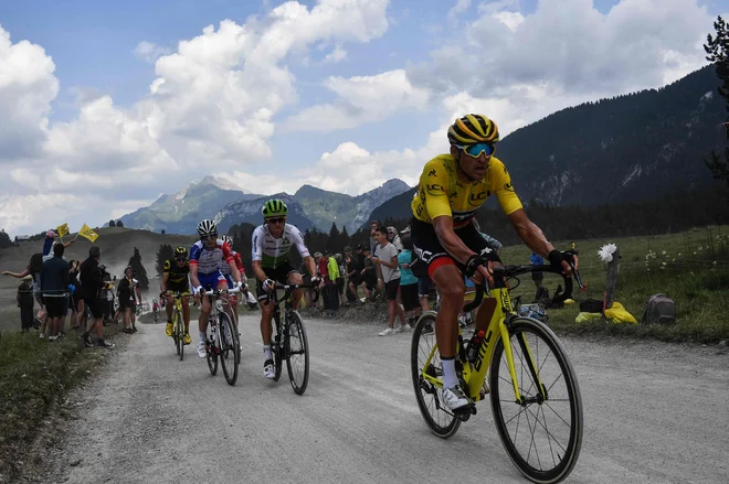 Greg van Avermaet bo še eno noč prespal v rumenem. FOTO: Jeff Pachoud/AFP