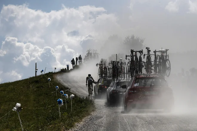 Makadamski vrh prvega vzpona je bil raj za fotografe. FOTO: AFP