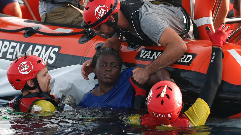 Fotografija: Člani organizacije Proactiva Open Arms rešujejo preživelo žensko. Dvema niso mogli pomagati. FOTO: Pau Barrena/AFP