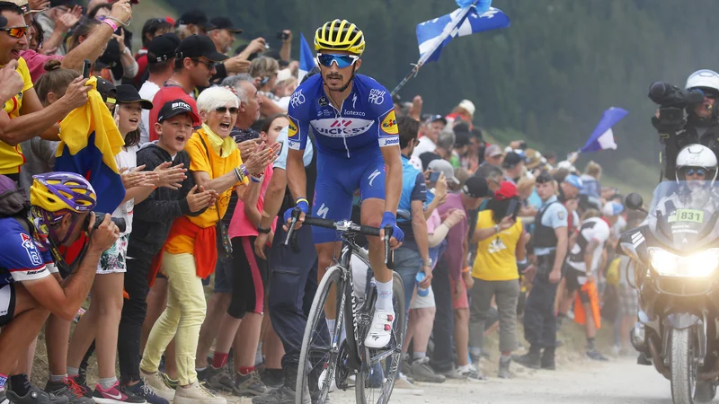 Fotografija: Julian Alaphilippe pred množico navdušenih francoskih navijačev. FOTO: AP