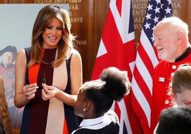 Melania Trump, usklajena s podobo britanske zastave. Z izborom obleke Victorie Beckham naj bi izrazila spoštovanje domačim oblikovalcem. FOTO: Reuters