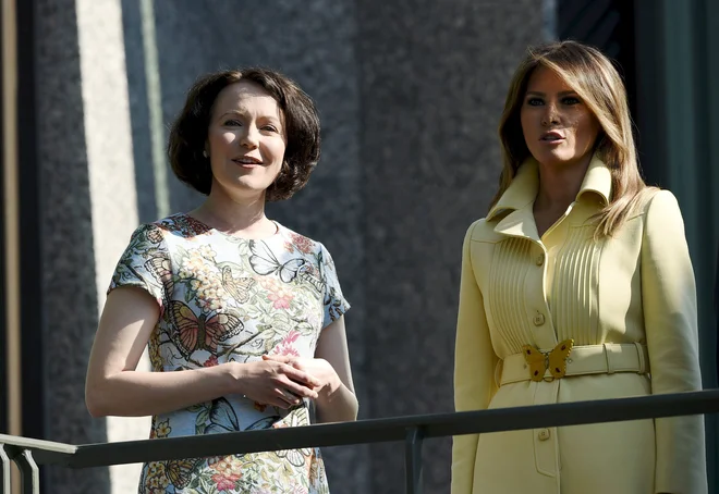 Na Poljskem so gotovo v modi metulji, so ugotavljali modni navdušenci, ko so opazili pas na Guccijevem plašču Melanie Trump in poslikavo obleke finske prve dame. FOTO: Reuters