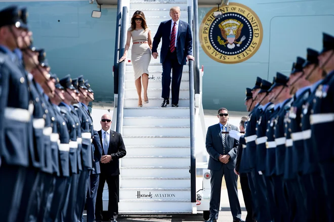 Na britanska tla je stopila v obleki Rolanda Moureta, francoskega oblikovalca, ki se je uveljavil v Londonu. FOTO: AFP