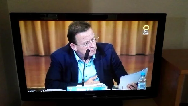 Bojan Šrot med vodenjem seje mestnega sveta. FOTO: TV Celje