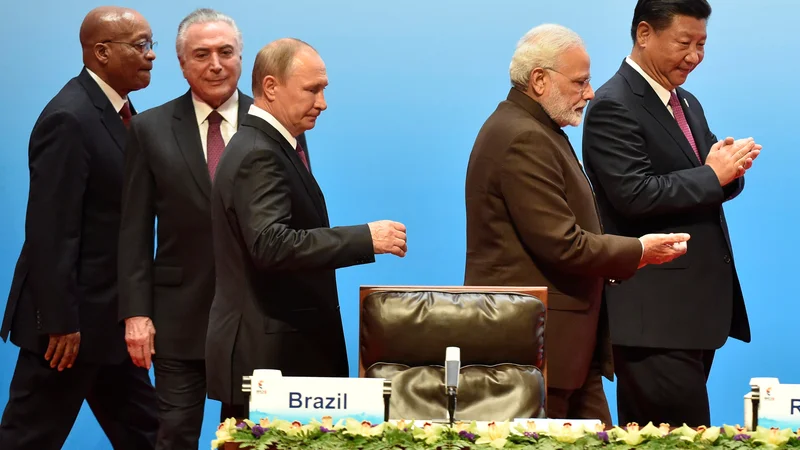 Fotografija: Voditelji Bricsa Jacob Zuma, Michel Temer, Vladimir Putin, Narendra Modi in Xi Jinping lani na Kitajskem FOTO: Reuters