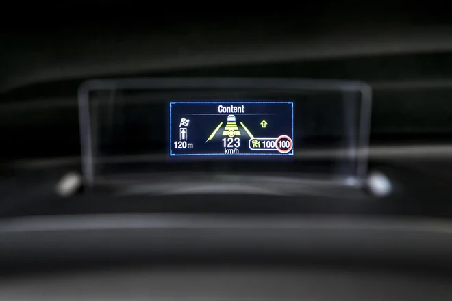 Na predstavitvi novega focusa so razvojniki veliko govorili tudi o projiciranju podatkov na vetrobransko steklo (head-up display). FOTO: Ford