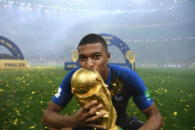 Kylian Mbappe je julija formalno prestopil v PSG, saj je eno sezono igral v Parizu kot posojeni nogometaš Monaca.