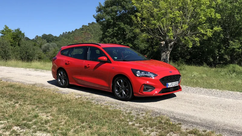 Fotografija: Ford focus je lep dokaz, da lahko družinski avtomobili združujejo uporabnost in dinamično vožnjo. FOTO: Aljaž Vrabec