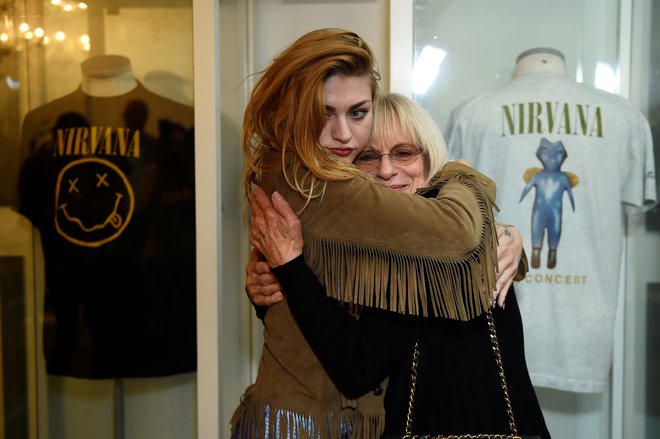 Na razstavo v Newbridge sta prišli tudi njegova mati Wendy O'Connor in hči Frances Bean Cobain. FOTO: Reuters
