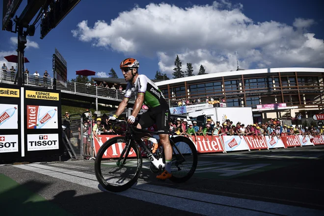 Precej preden je Mark Cavendish prečkal ciljno črto, dobro uro za zmagovalcem, je bilo jasno, da časovnega limita ne bo ujel. Vseeno Cavendish ni obupal, privlekel se je do ciljne črte in požel velik aplavz, ko je zaključil svoj nastop na Touru, morda na svojem zadnjem.