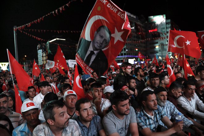 Številni Turki častijo lik in delo njihovega predsednika. FOTO: AP