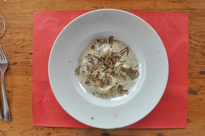 Ravioli s skuto in črnimi tartufi<br />
FOTO Uroš Mencinger