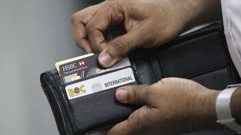 Fotografija: Preden se odpravite na dopust, preverite veljavnost svojih plačilnih kartic in višino razpoložljivega limita. FOTO: Dinuka Liyanawatte/Reuters