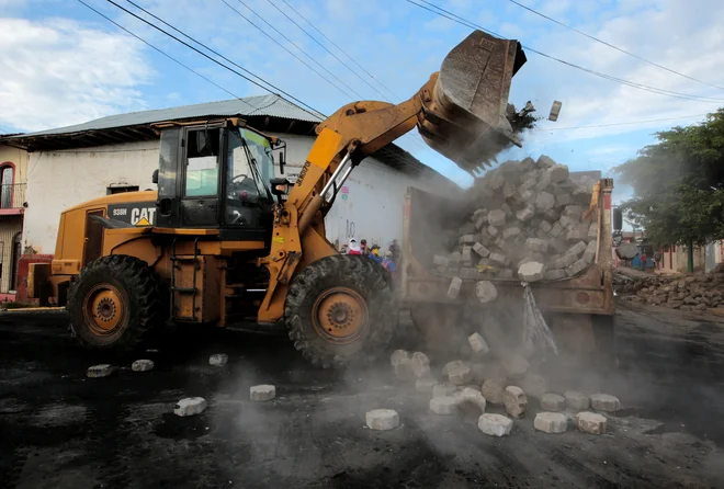 Rušenje barikad, ki so jih postavili protestniki. FOTO: Oswaldo Rivas/Reuters