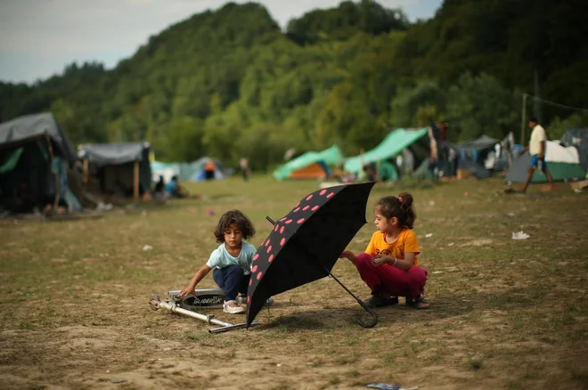 V Veliki Kladuši je tudi precej otrok. FOTO: Jure Eržen