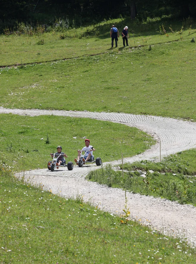 Veter v laseh, pardon, pod čelado! »Tam do 25 km/h velja spustiti, hitreje raje ne,« je povedal izposojevalec go-kartov in skirojev na Krvavcu, Bojan Požek. Foto Mavric Pivk