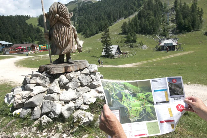 S slikovitim zemljevidom, ki ga lahko vsak obiskovalec Krvavca dobi brezplačno, se lahko brez težav sami podamo na pohod, poln zanimivosti in dobre hrane, imenovan Pustolovščina Krvavca. Foto Mavric Pivk