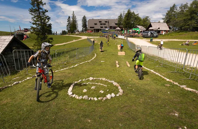 Skills Park omogoča vožnjo po različnih ovirah, kot so leseni mostovi, gugalnica, skalni elementi, tudi kak skok se zgodi vmes. Foto Sandi Bertoncelj