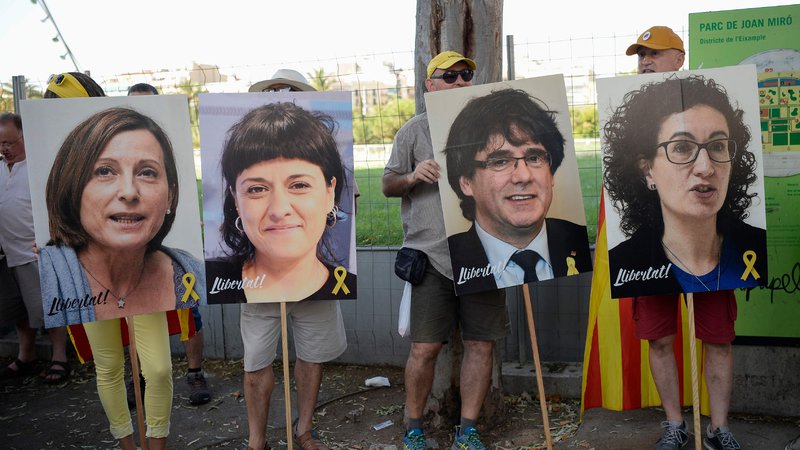Fotografija: Podporniki nekdanjih katalonskih voditeljev na sobotnih demonstracijah v Barceloni. FOTO: Josep Lago/AFP