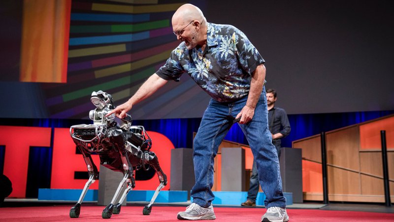 Fotografija: Marc Raibert ukazuje SpotMiniju, naj sede. FOTO: Boston Dynamics