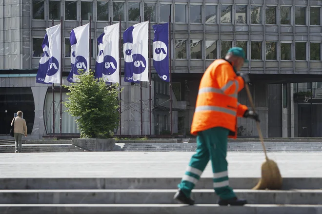 Večina političnih strank je podprla zaščito NLB, zdaj je na potezi SDH, da pripravi začetek njene privatizacije v jesenskem roku. FOTO: Leon Vidic/Delo