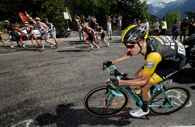 Samostojni pobeg Stevena Kruijswijka se je končal dobre tri kilometre pred ciljem. FOTO: Stephane Mahe/Reuters