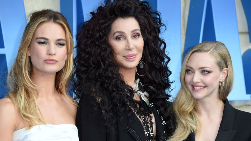 Fotografija: Igralke in pevke Lily James, Cher in Amanda Seyfried na rdeči preprogi ob prihodu na svetovno premiero filma Mamma Mia! Here We Go Again v Londonu. Vse tri imajo v novem muzikalu vidnejšo vlogo. FOTO: AFP