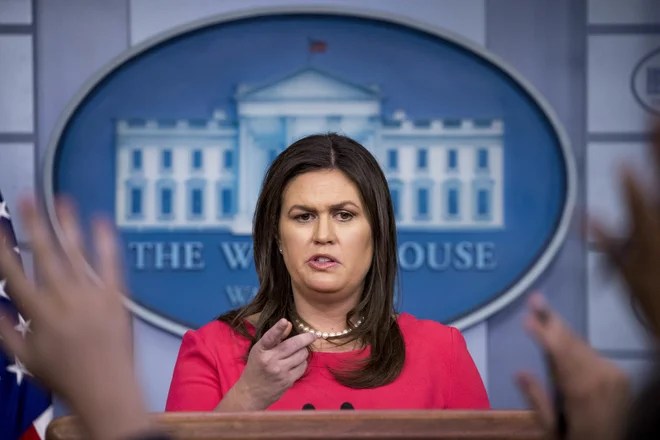 Sandersova je sporočila, da Trump zavrača Putinovo ponudbo, da bi ZDA v zameno za sodelovanje pri zaslišanju 12 ruskih obveščevalcev obtoženih vpletanja v volitve 2016 Rusiji predale nekdanjega veleposlanika v Moskvi Michaela McFaula.Andrew Harnik Ap