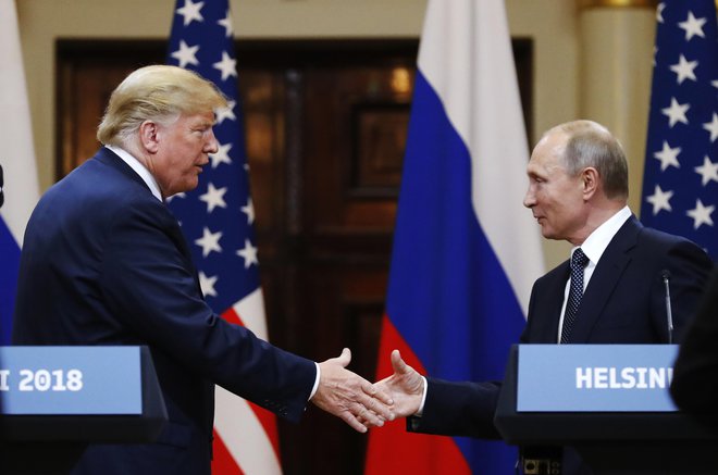 Trump in Putin med srečanjem v Helsinkih. FOTO: Alexander Zemlianichenko/AP