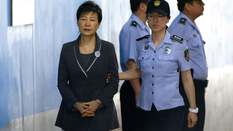 Fotografija: Parkova je kot prva predsednica Južne Koreje petletni mandat nastopila 25. februarja 2013. FOTO: Ap/Ahn Young-joon