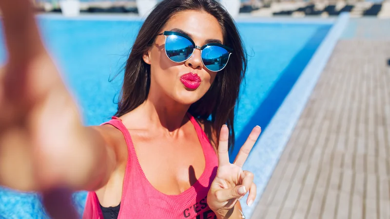 Fotografija: V pomoč pri obdelavi fotografije so najrazličnejši filtri, s katerimi so milenijci videti vitkejši, mlajši, bolj zagoreli in energični. FOTO: Shutterstock