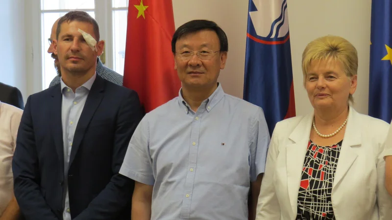Fotografija: Prvi obisk kitajske delegacije v Beli krajini: na fotografiji županja Črnomlja Mojca Čemas Stjepanovič, župan mesta Baotou Zhao Jiangtao in direktor Rica Bela krajina Peter Črnič. FOTO: Bojan Rajšek/Delo