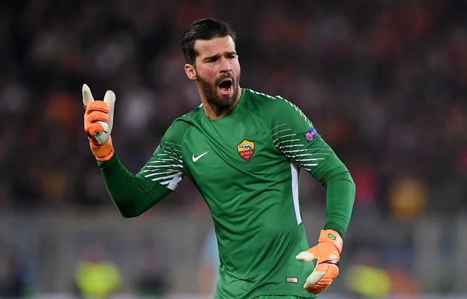 Alisson Becker se seli v Liverpool.