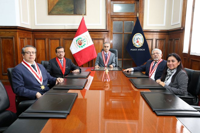 Predsednik Duberlí Rodríguez (sredina) je zaradi škandaloznega ravnanja podrejenih odstopil v četrtek. FOTO: Paco Medina/AFP