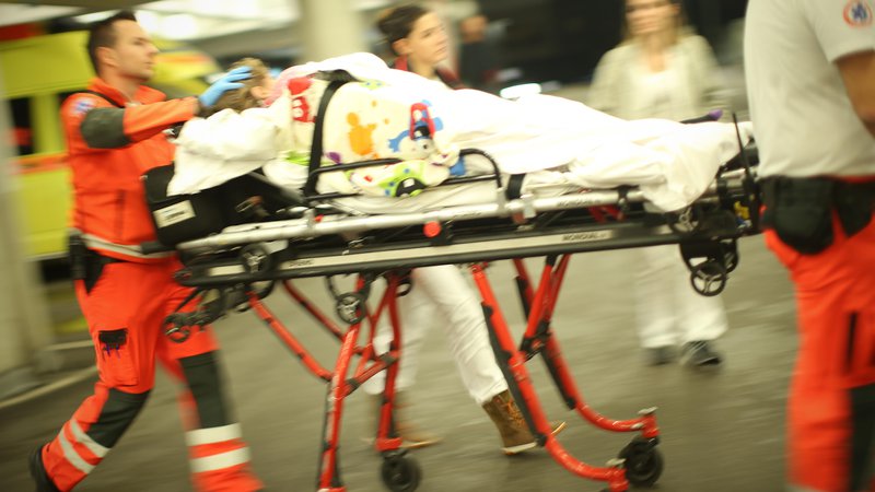 Fotografija: Kar dve tretjini bolnikov pride do postelje na interni kliniki skozi urgenco. FOTO: Jure Eržen
