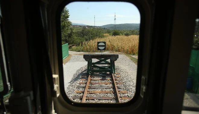Direkcija za infrastrukturo je pogodbo o gradnji dostopnih cest za drugi tir podpisala decembra lani. FOTO: Jure Eržen