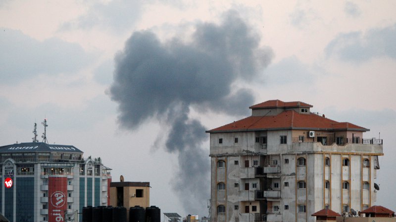 Fotografija: Dim v Gazi po izraelskem obstreljevanju. FOTO: Ahmed Zakot/Reuters