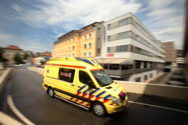 Čeprav ima Slovenija sistem, v katerem bi moral »denar slediti bolniku«, to ne drži. FOTO: Jure Eržen/Delo