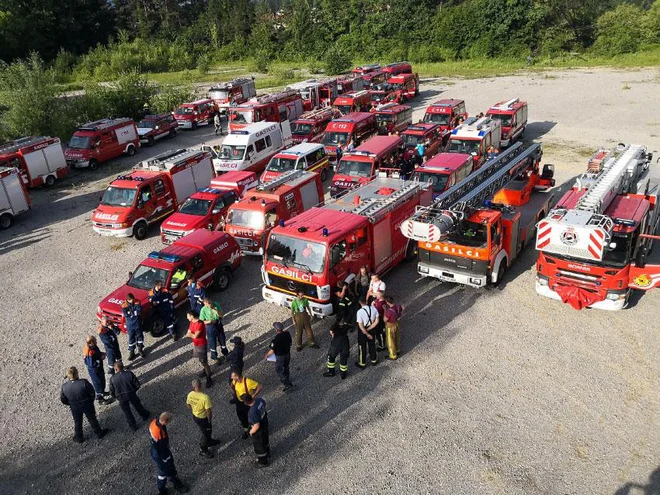 Posledice neurja je odpravljalo skoraj 2000 gasilcev. FOTO: PGD Črnomelj