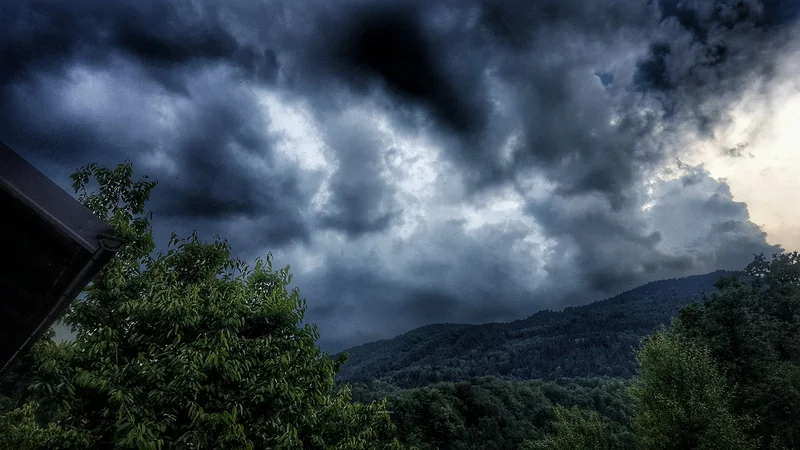 Fotografija: Možni so močnejši nalivi, sunki vetra in toča. FOTO: Bralka