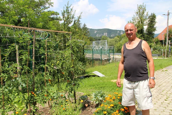 Franc Poje je kot eden redkih z ograjo zadovoljen. A le zato, ker je v Kužlju zaradi nje manj ljudi. FOTO: Simona Fajfar