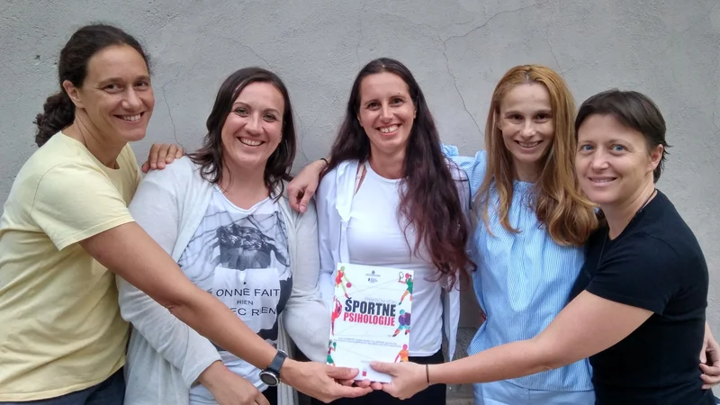 Fotografija: Knjiga Praktični vidiki športne psihologije ima devet avtorjev, pripadajo sekciji za psihologijo športa. O vsebini in delu športnih psihologov smo se pogovarjali s petimi (z leve proti desni), to so: Tina Jeromen, Tanja Kajtna, Maja Smrdu, Katarina Barborič in Katja Kodelja. FOTO: M. F./Delo