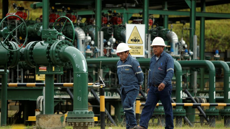 Fotografija: Uslužbenca državnega naftnega podjetja Petroamazonas blizu nacionalnega parka Yasuní, kjer so začeli črpati nafto pred dvema letoma. FOTO: Reuters