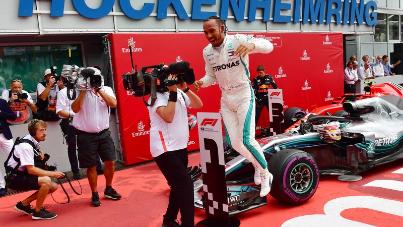 Fotografija: Lewis Hamilton se je veselil pred nemškimi navijači. FOTO: AFP