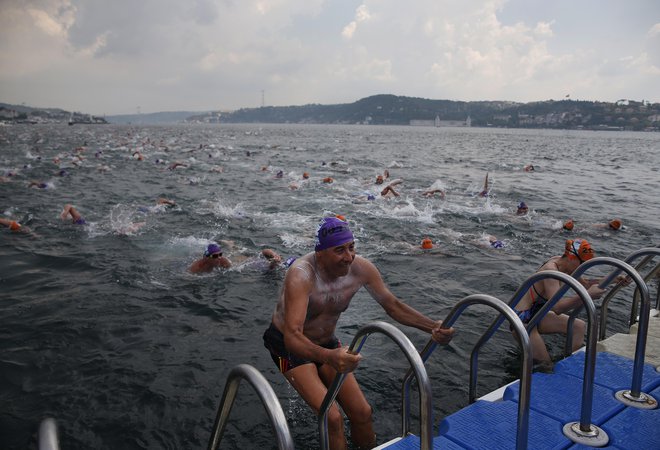 Atlet, ki je uspešno priplaval v cilj. FOTO: Lefteris Pitarakis/Ap
