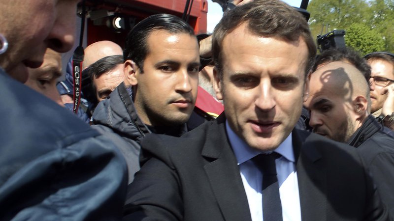 Fotografija: Emmanuel Macron aprila s svojim telesnim stražarjem Alexandrom Benallejem. FOTO: Thibault Camus/Ap