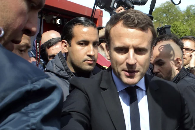 Emmanuel Macron aprila s svojim telesnim stražarjem Alexandrom Benallejem. FOTO: Thibault Camus/Ap